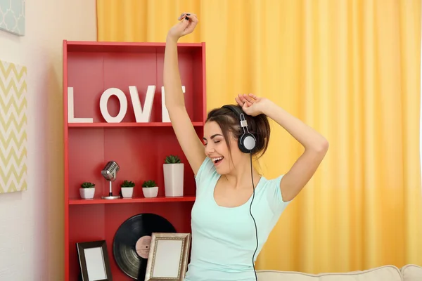 Woman with headphones listening to music — Stock Photo, Image