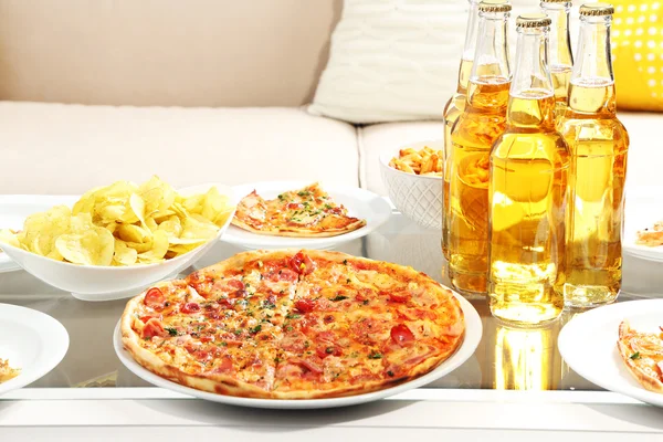 Tabel thuis met pizza en dranken — Stockfoto