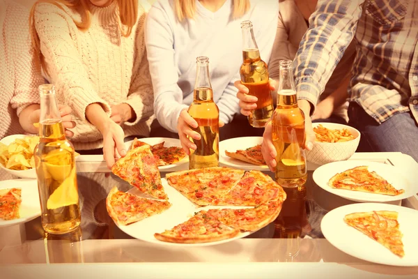 Festa amigável com pizza quente e bebidas, close-up — Fotografia de Stock