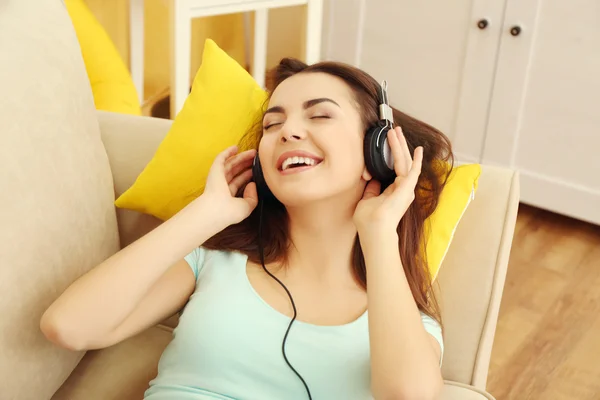 戴耳机听音乐的女人 — 图库照片