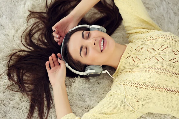 Mulher com fones de ouvido ouvindo música — Fotografia de Stock