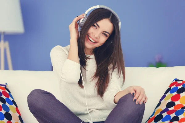 Femme avec écouteurs écoutant de la musique — Photo