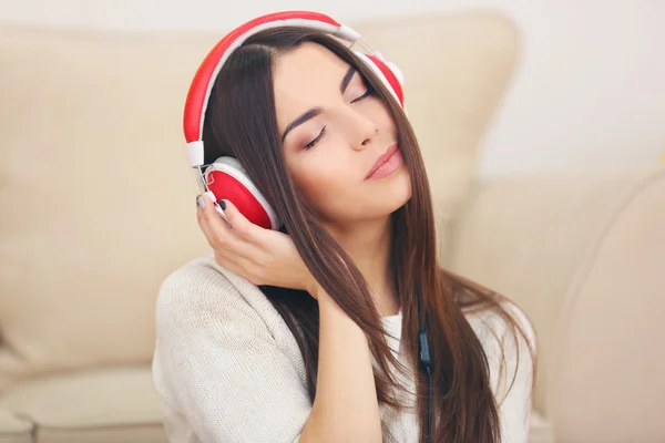 Mulher com fones de ouvido ouvindo música — Fotografia de Stock