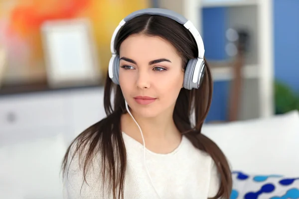 Mujer con auriculares escuchando música —  Fotos de Stock