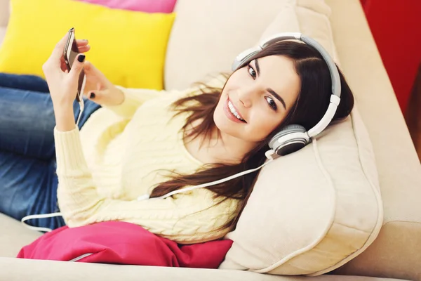 Woman with headphones listening to music — Stock Photo, Image