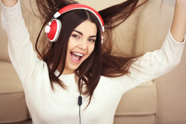 Femme avec écouteurs écoutant de la musique — Photo