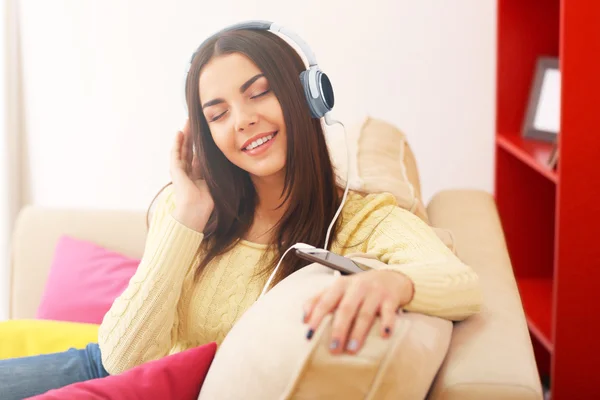 Vrouw met koptelefoon luisteren naar muziek — Stockfoto