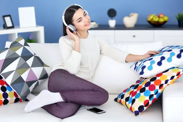 Vrouw met koptelefoon luisteren naar muziek — Stockfoto