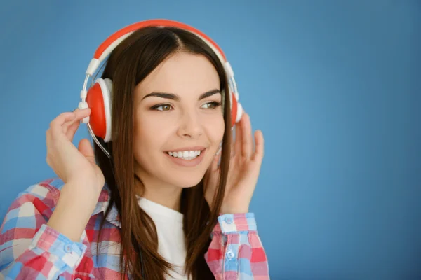 Kvinna med hörlurar lyssnar på musik — Stockfoto