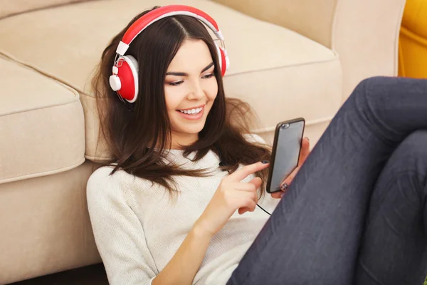 Mulher com fones de ouvido ouvindo música — Fotografia de Stock