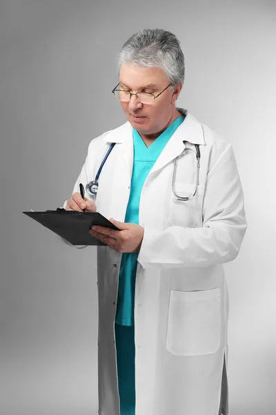 Médecin avec stéthoscope sur fond — Photo