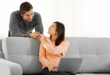 kredi kartı ile mutlu çift 