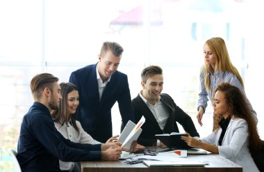iş insanları tartışarak yeni proje 