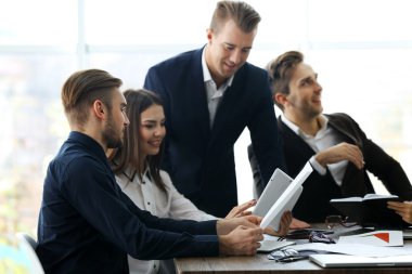 iş insanları tartışarak yeni proje 