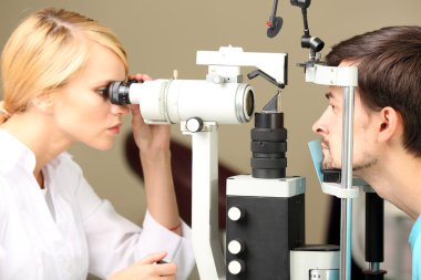 Kadın doktor incelenirken hasta