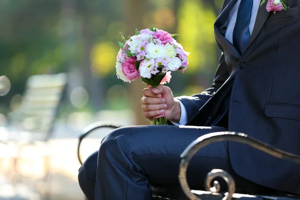 Bruidegom bruiloft boeket houden — Stockfoto
