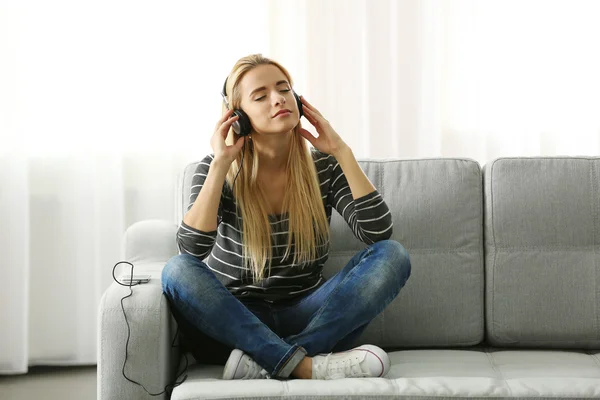 Woman sitting and listening to music — Stock Photo, Image