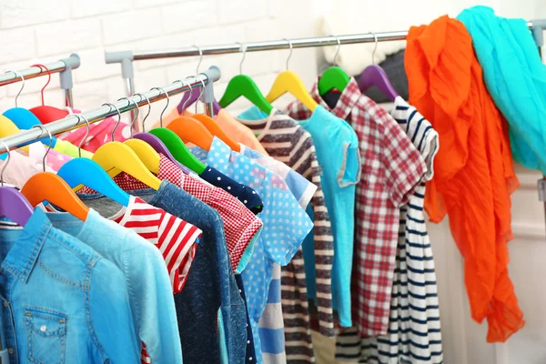 Kleidung für Kinder auf Kleiderbügeln — Stockfoto