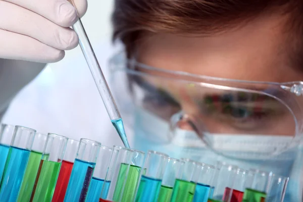 Hombre en laboratorio con prueba — Foto de Stock