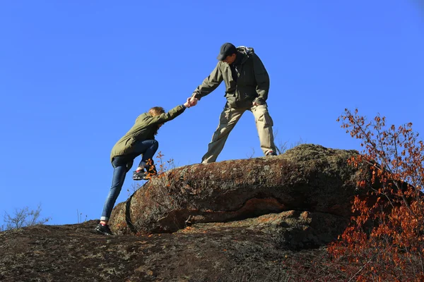 Man and woman climbing the mountain — Stock Photo, Image