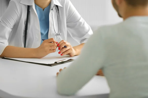 Patient visiting doctor — Stock Photo, Image