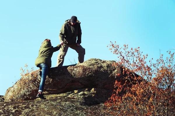 Hombre y mujer escalando la montaña — Foto de Stock