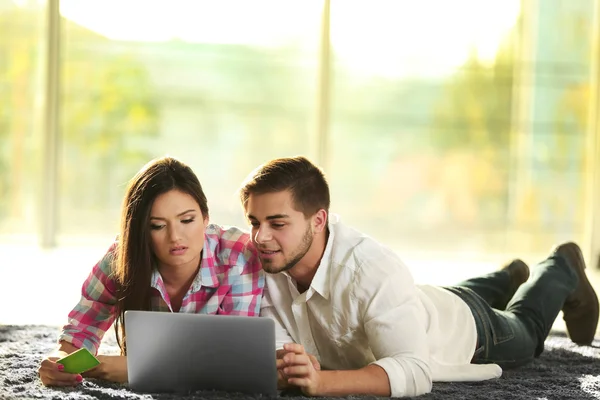 Happy couple using credit card — Stock Photo, Image