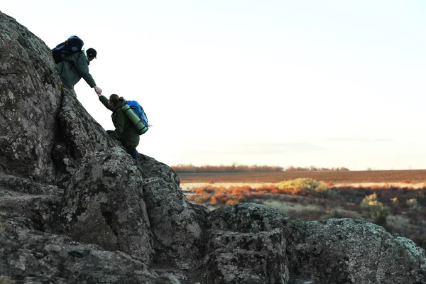 Man and woman climbing the mountain — Stock Photo, Image