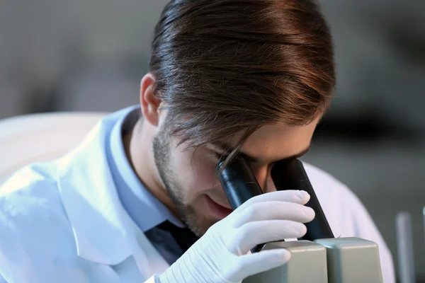 Clínico que estuda em laboratório — Fotografia de Stock