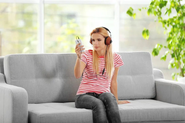 Woman listening music — Stock Photo, Image