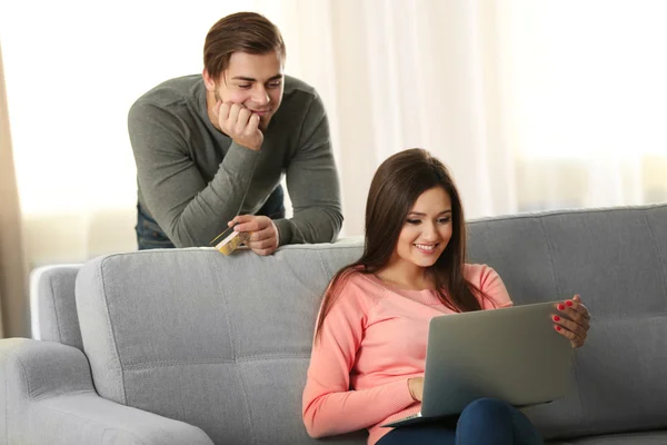 Casal feliz usando cartão de crédito — Fotografia de Stock