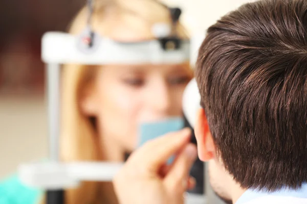 Médico masculino examinando paciente femenino —  Fotos de Stock