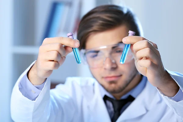 Hombre en laboratorio con prueba — Foto de Stock