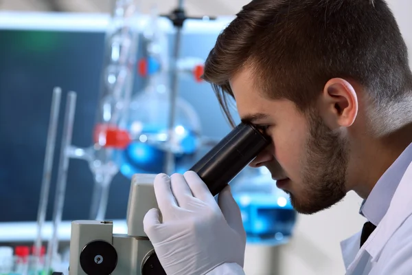 Clínico que estudia en laboratorio — Foto de Stock