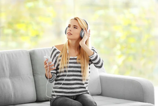 Frau hört Musik — Stockfoto