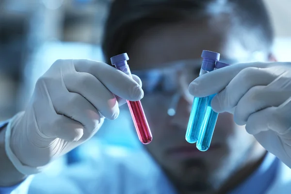 Homem em laboratório com teste — Fotografia de Stock