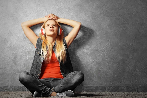 Young woman listening to music — Stock Photo, Image