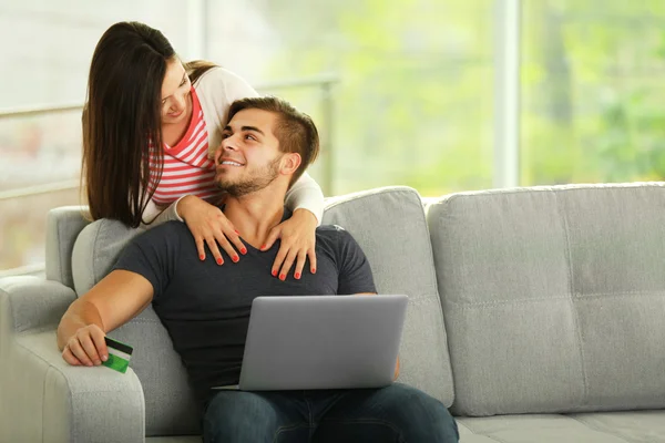 Casal feliz usando cartão de crédito — Fotografia de Stock