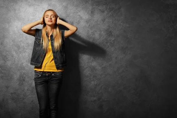 Vrouw dansen en muziek beluisteren — Stockfoto