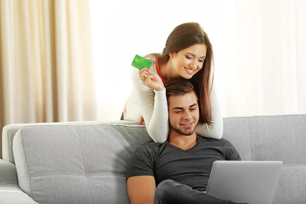 Casal feliz usando cartão de crédito — Fotografia de Stock