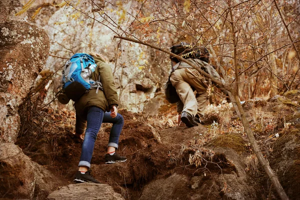 Man en vrouw beklimming van de berg — Stockfoto