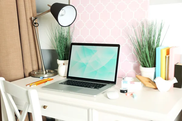 Local de trabalho com mesa, lâmpada e laptop na sala de estar — Fotografia de Stock