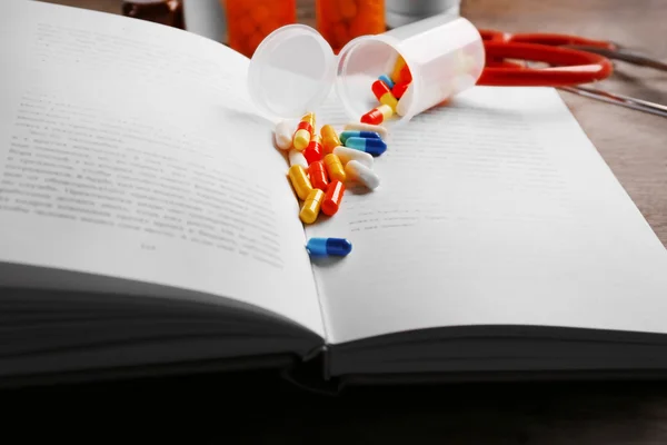 聴診器や本のカラフルな錠剤 — ストック写真