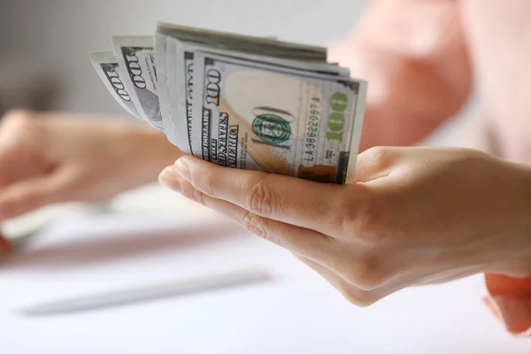 Hand met dollar bankbiljetten — Stockfoto