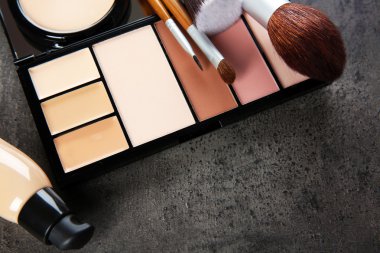 makyaj fırçaları ve kozmetik ürünleri 