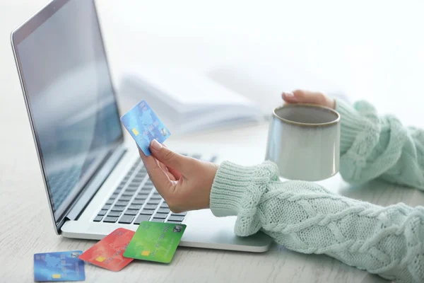 Concepto de comercio electrónico. Mujer con tarjeta de crédito, portátil y taza de café, de cerca —  Fotos de Stock