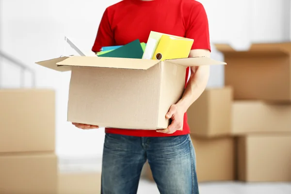 Hombre sosteniendo caja de cartón llena — Foto de Stock