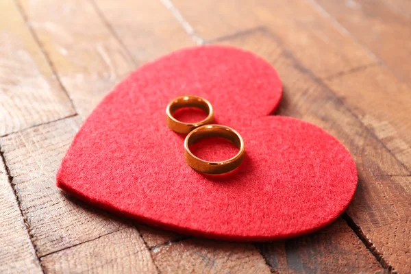 Corazón y anillos de boda — Foto de Stock