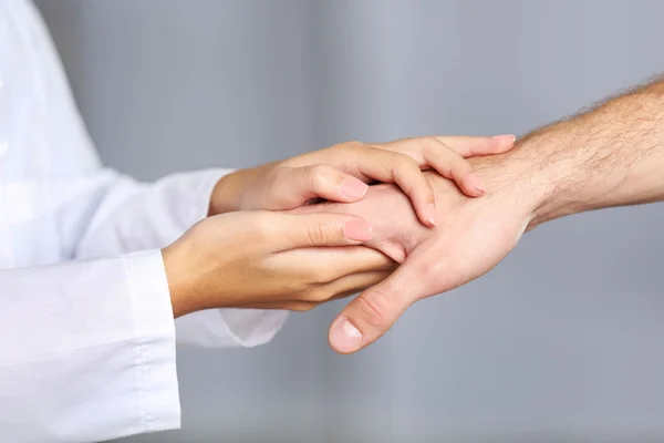 Medico tenendo per mano il paziente — Foto Stock