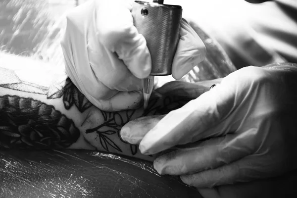 Professionell tatuerare — Stockfoto